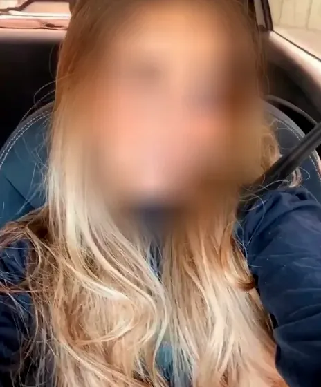 Claudia, 27