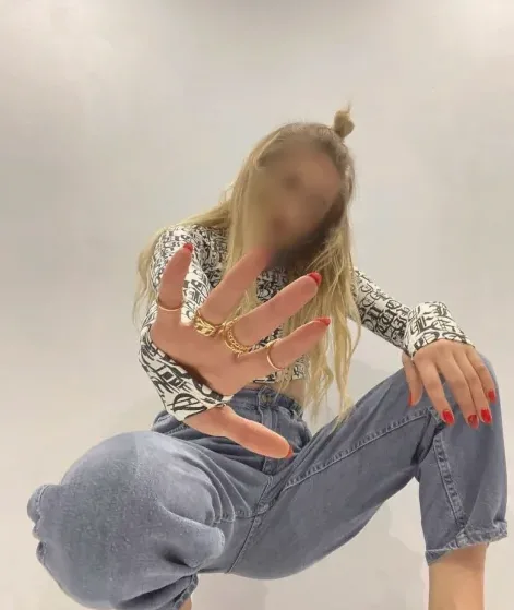 Lara, 35