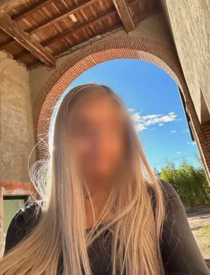 Neele, 28